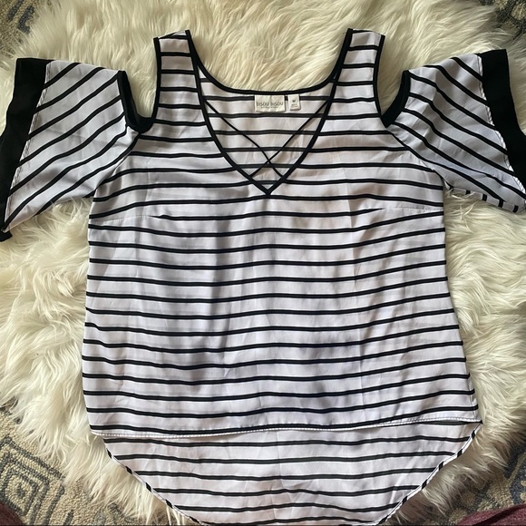 women’s black and white Striped cold shoulder top loose fit - Picture 4 of 5